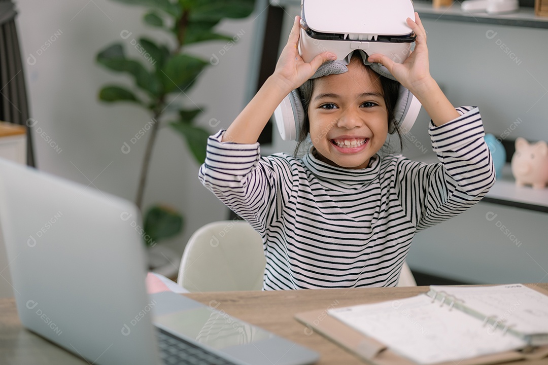 Criança feliz usando óculos de realidade virtual