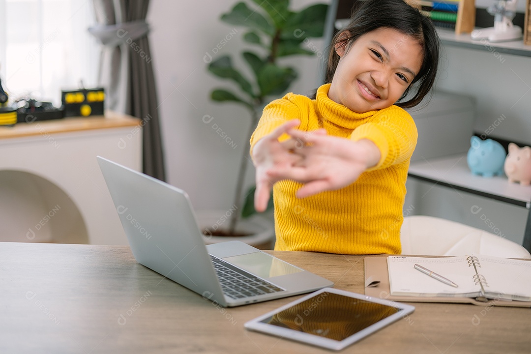 Linda garotinha sorrindo se espreguiçando depois de estudos