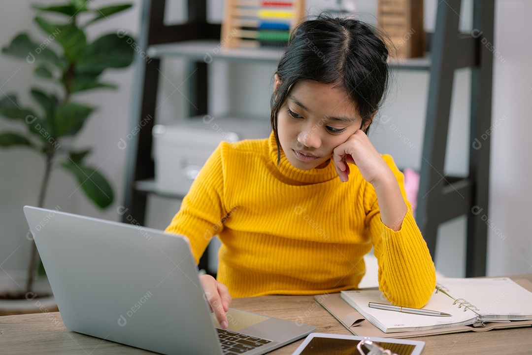 Uma garota estudando no seu laptop