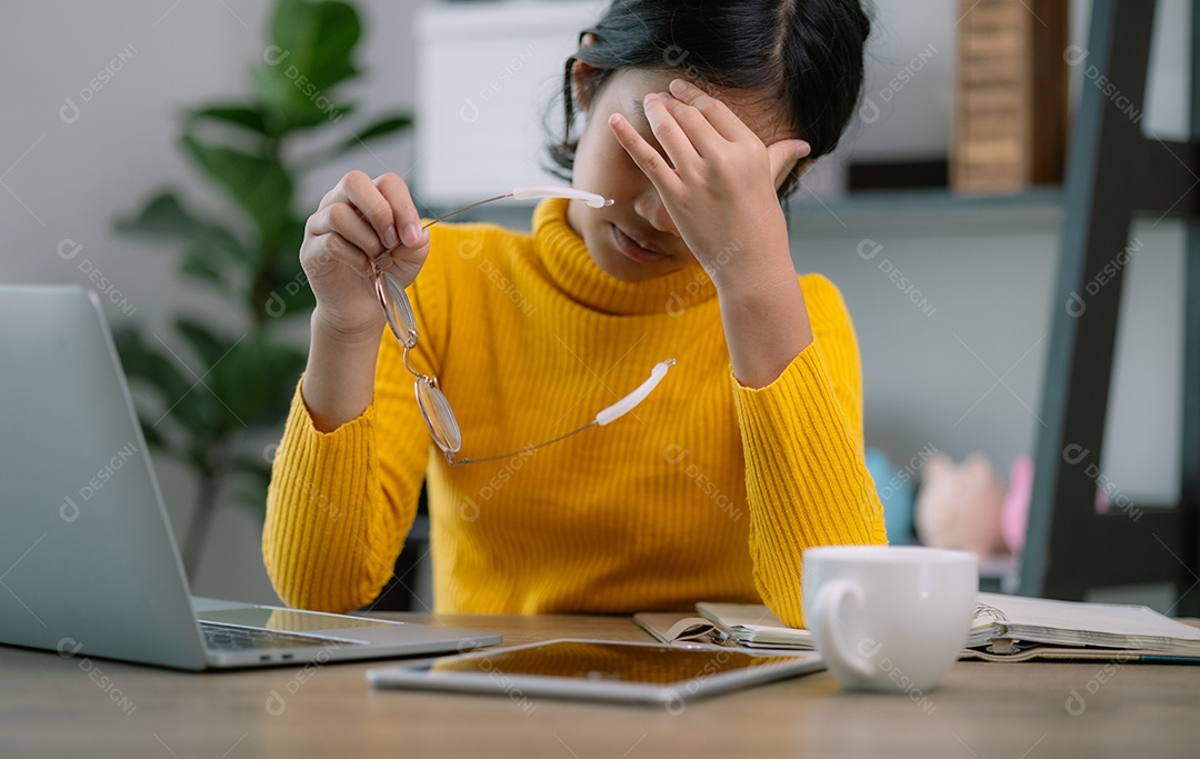 Garota nervosa e cansada da tarefa