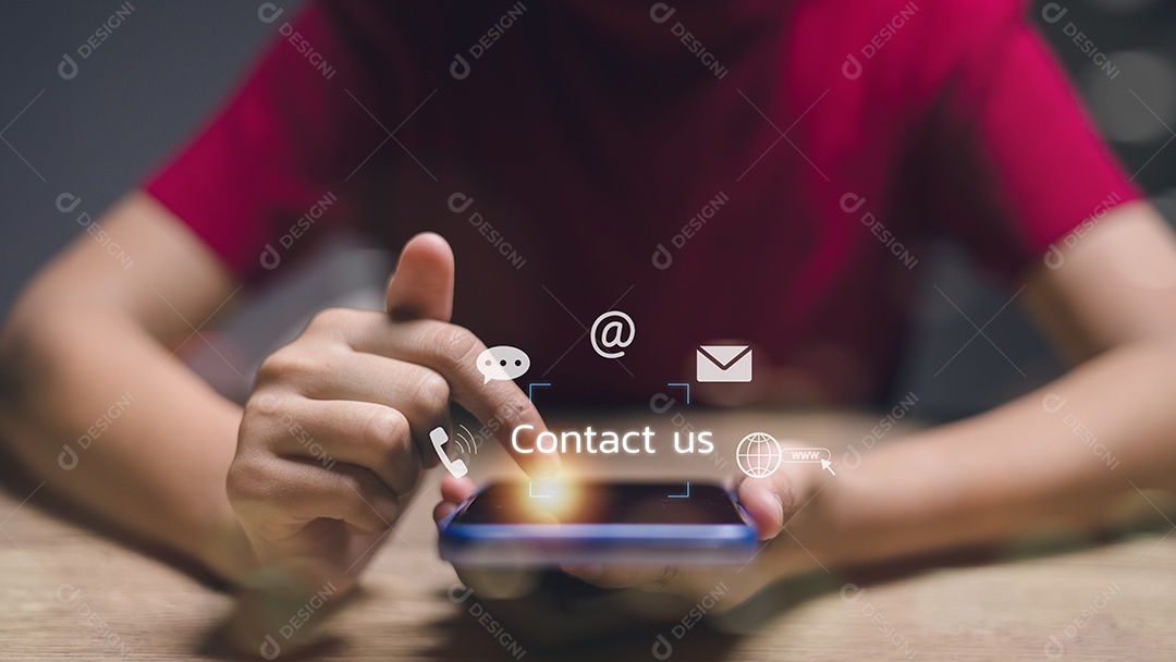 Mulher usando um smartphone e tocando nos ícones de contato da tela virtual