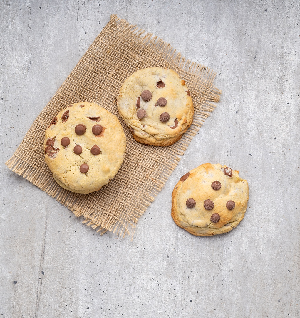 Coockies com gotas de chocolate sobre fundo de pedra