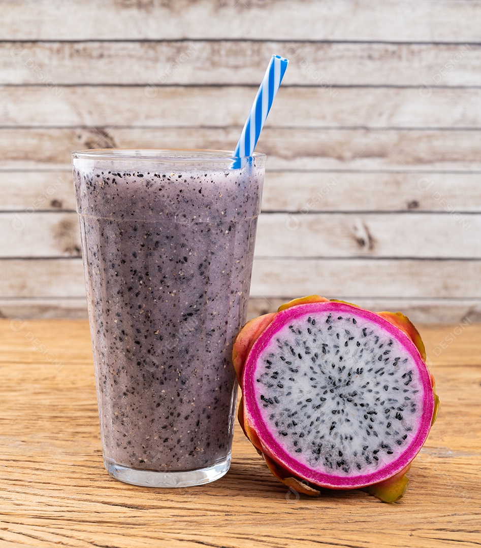Pitaia ou suco de fruta do dragão com frutas sobre mesa de madeira