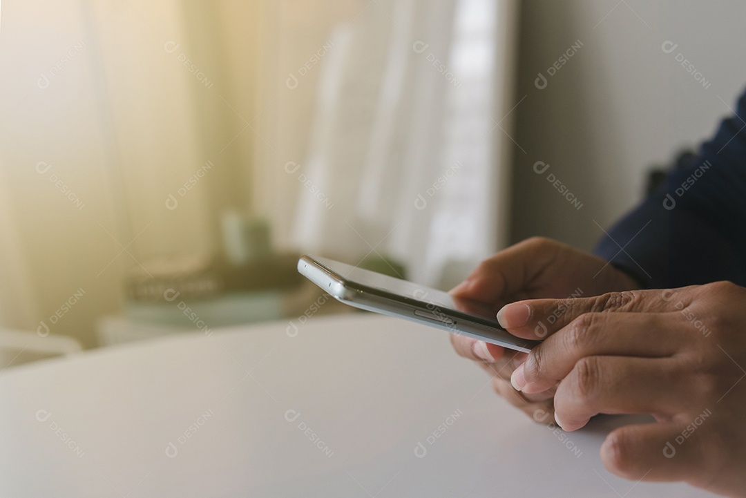 Jovem empresário em seu escritório