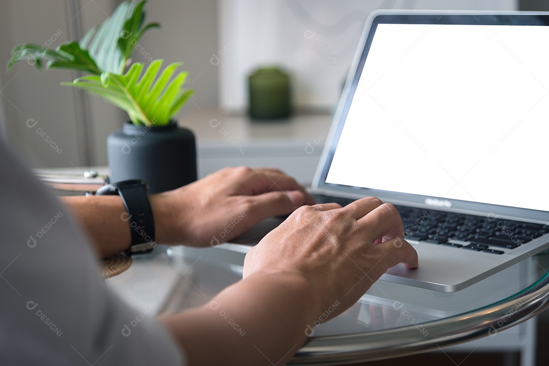 Jovem empresário em seu escritório