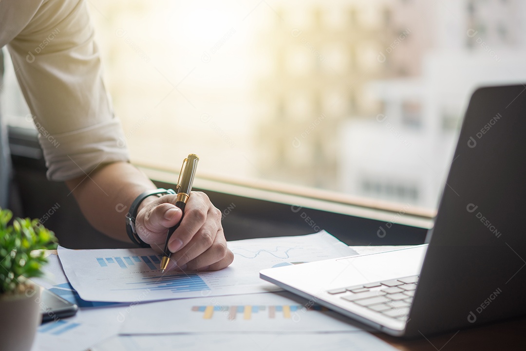 Jovem empresário em seu escritório