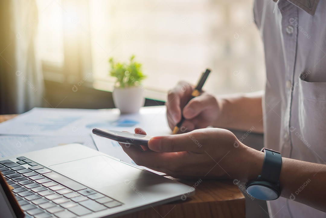 Jovem empresário em seu escritório
