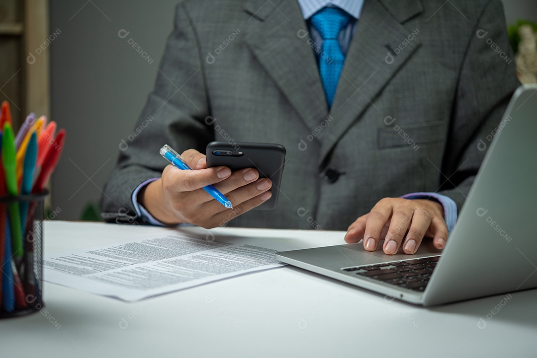 Jovem empresário em seu escritório