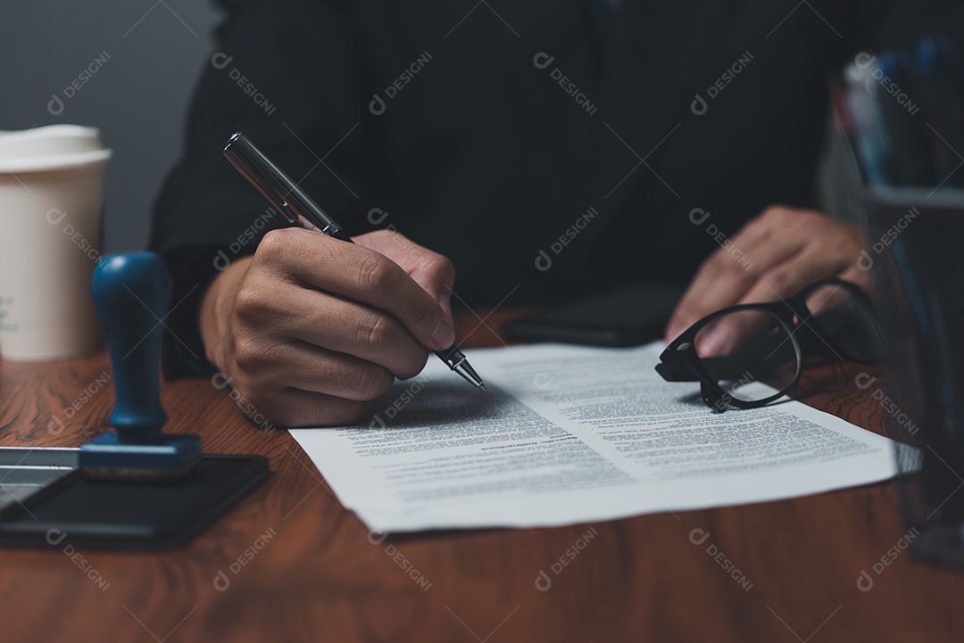 Jovem empresário em seu escritório