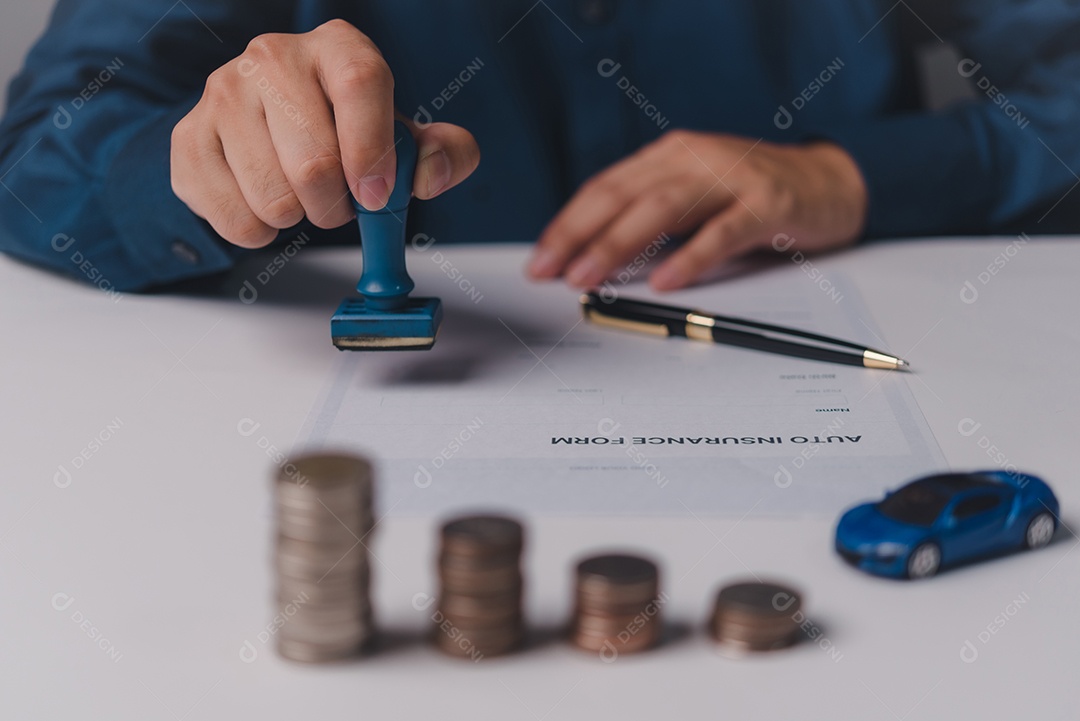 Jovem empresário em seu escritório