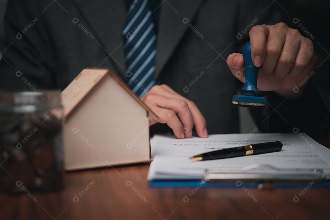 Jovem empresário em seu escritório