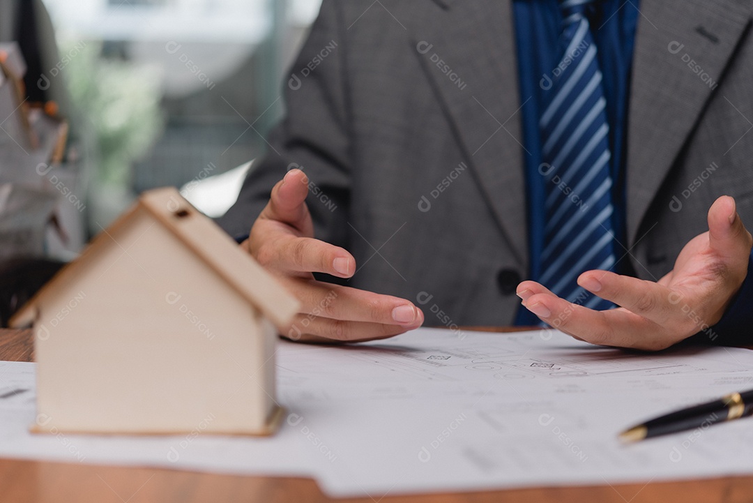 Jovem empresário em seu escritório