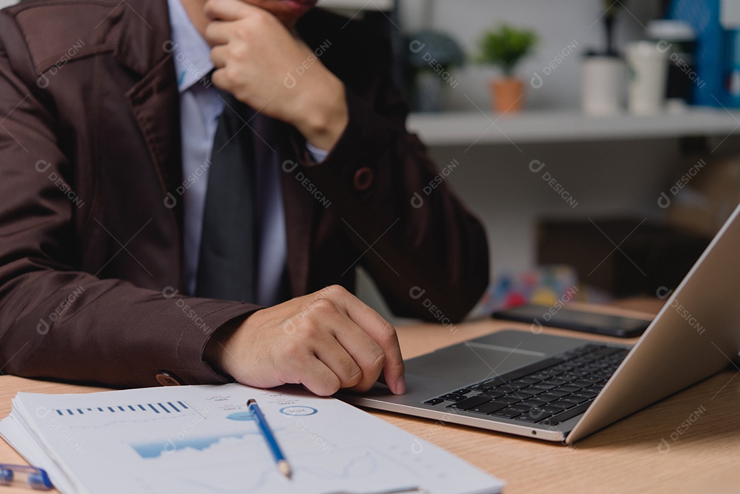 Jovem empresário em seu escritório