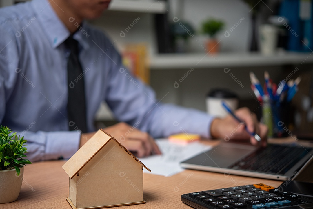 Jovem empresário em seu escritório