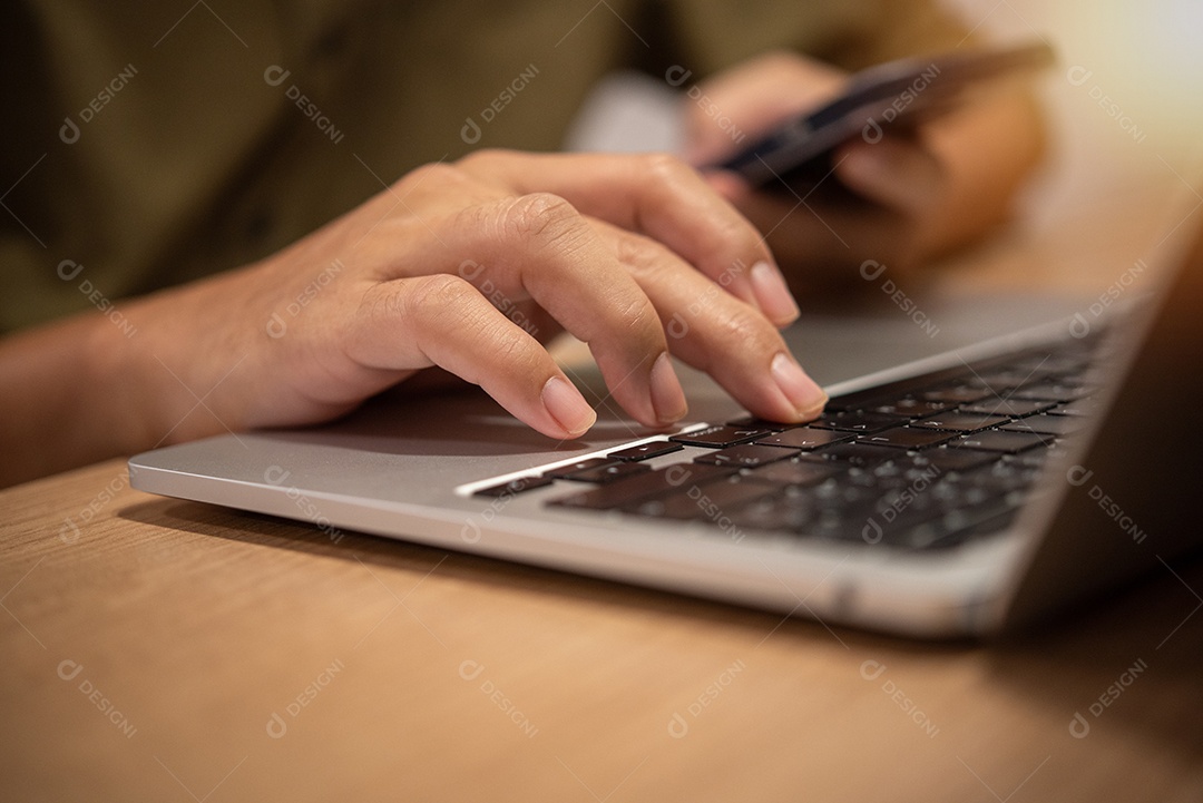 Jovem empresário em seu escritório