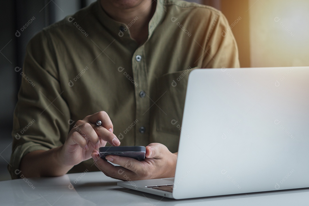 Jovem empresário em seu escritório