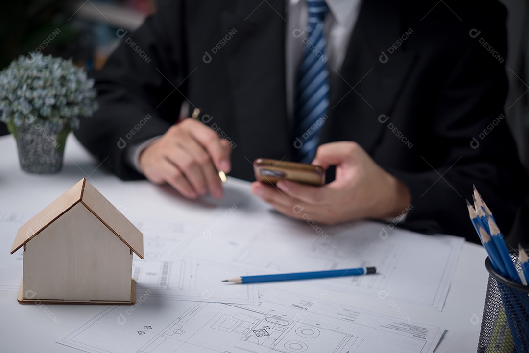 Jovem empresário em seu escritório