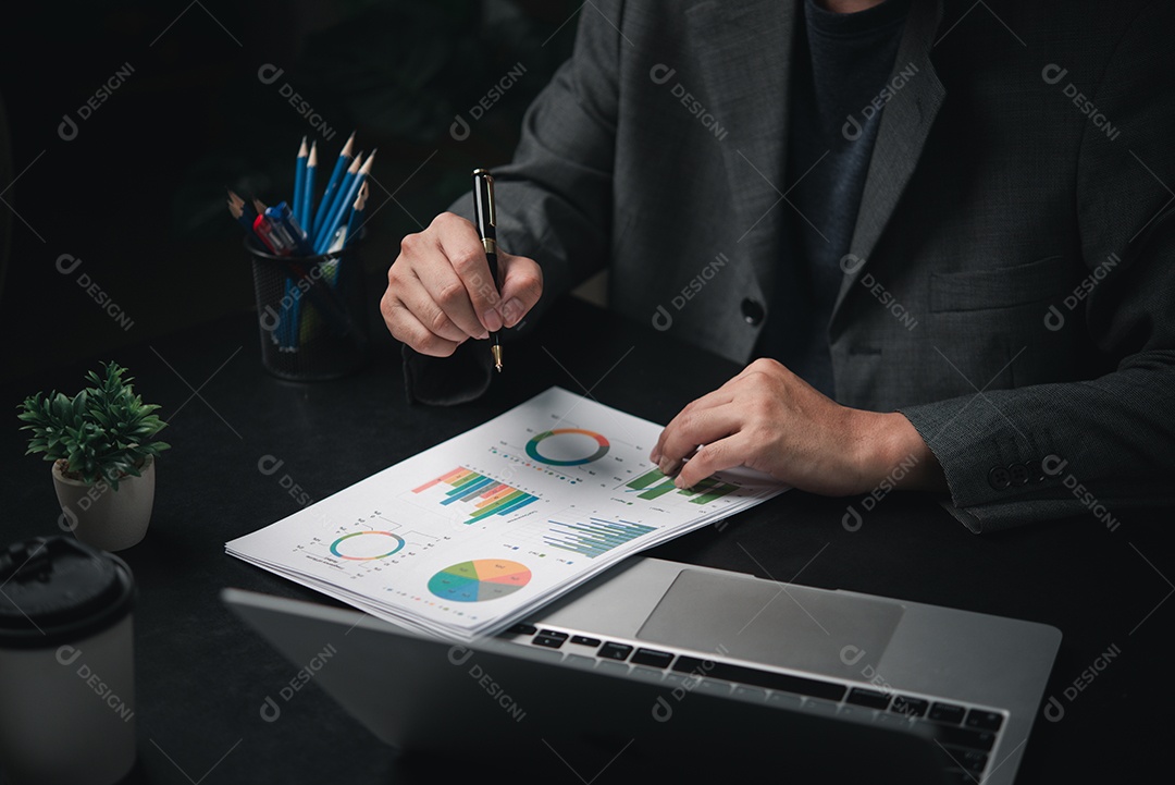 Jovem empresário em seu escritório