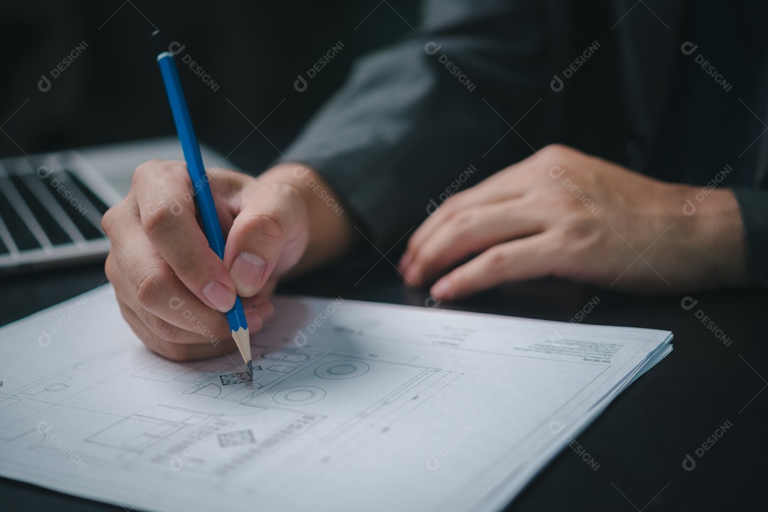 Jovem empresário em seu escritório