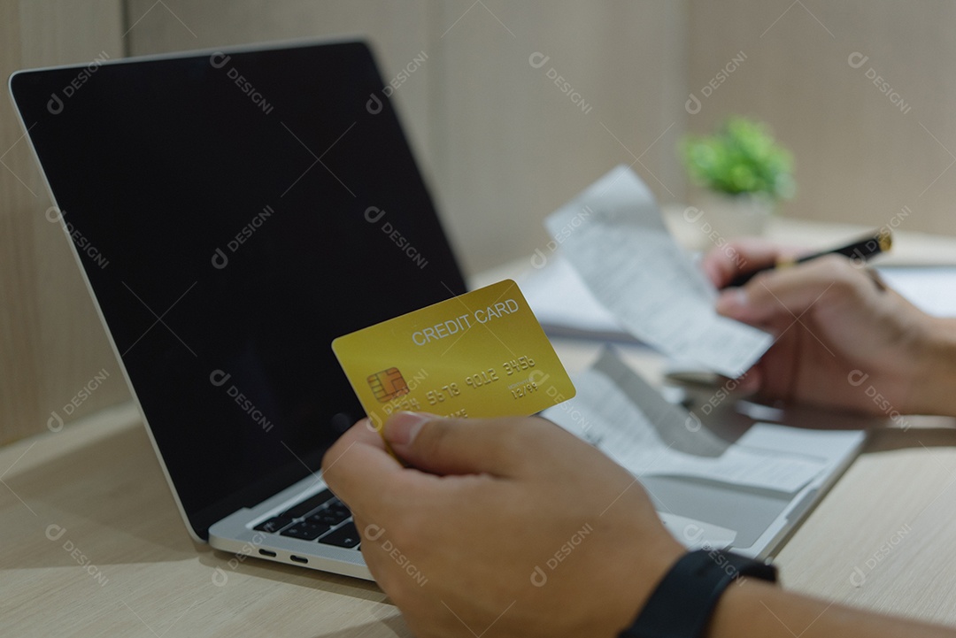 Jovem empresário em seu escritório