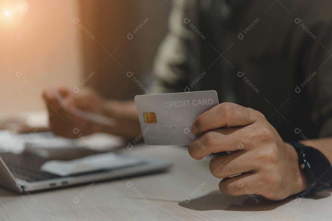 Jovem empresário em seu escritório