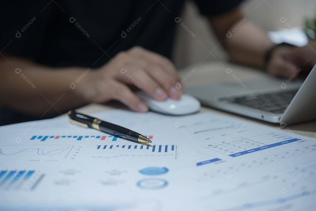 Jovem empresário em seu escritório