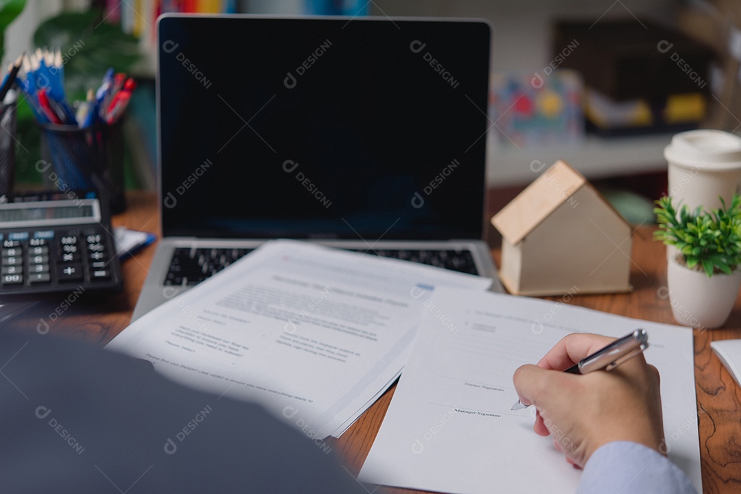 Jovem empresário em seu escritório