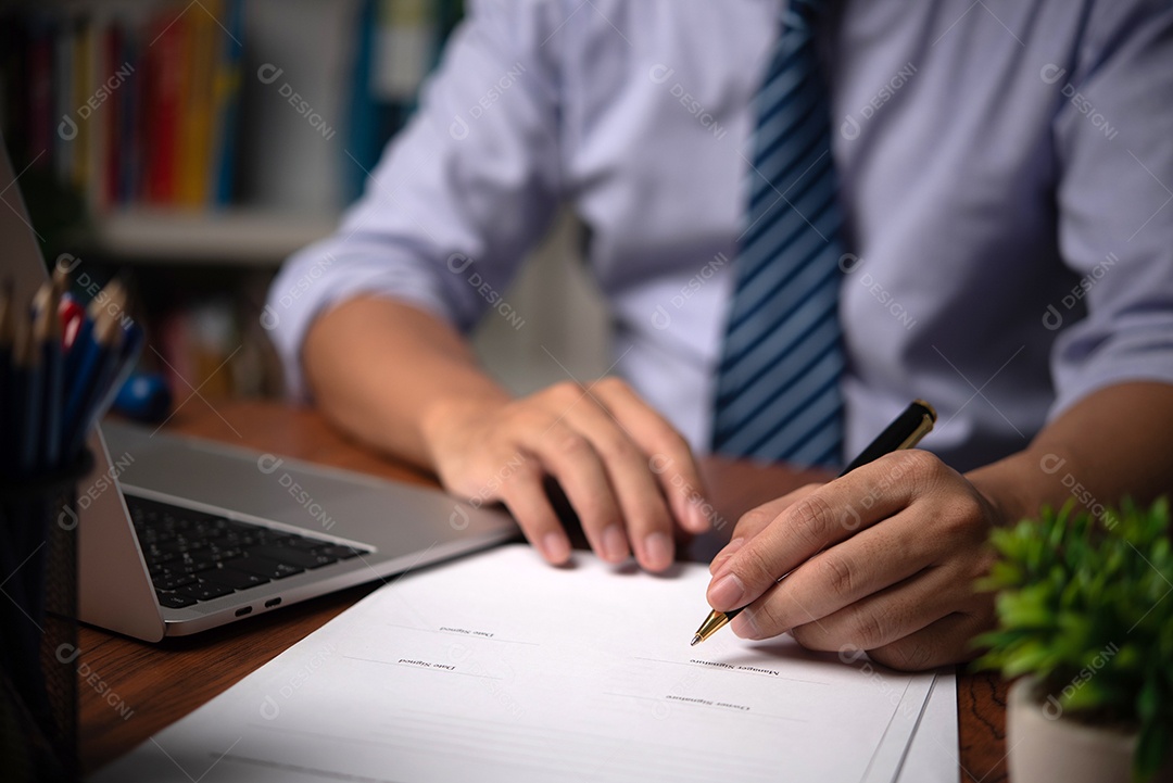 Jovem empresário em seu escritório