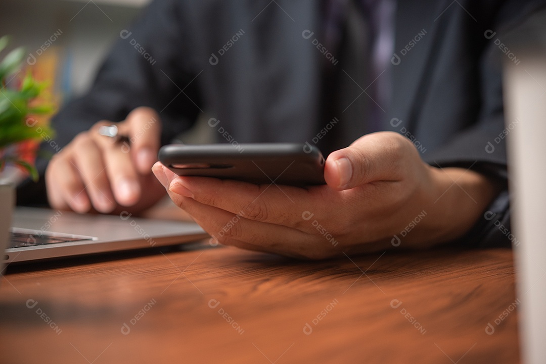 Jovem empresário em seu escritório