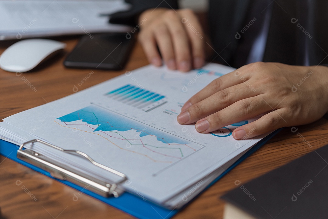 Jovem empresário em seu escritório