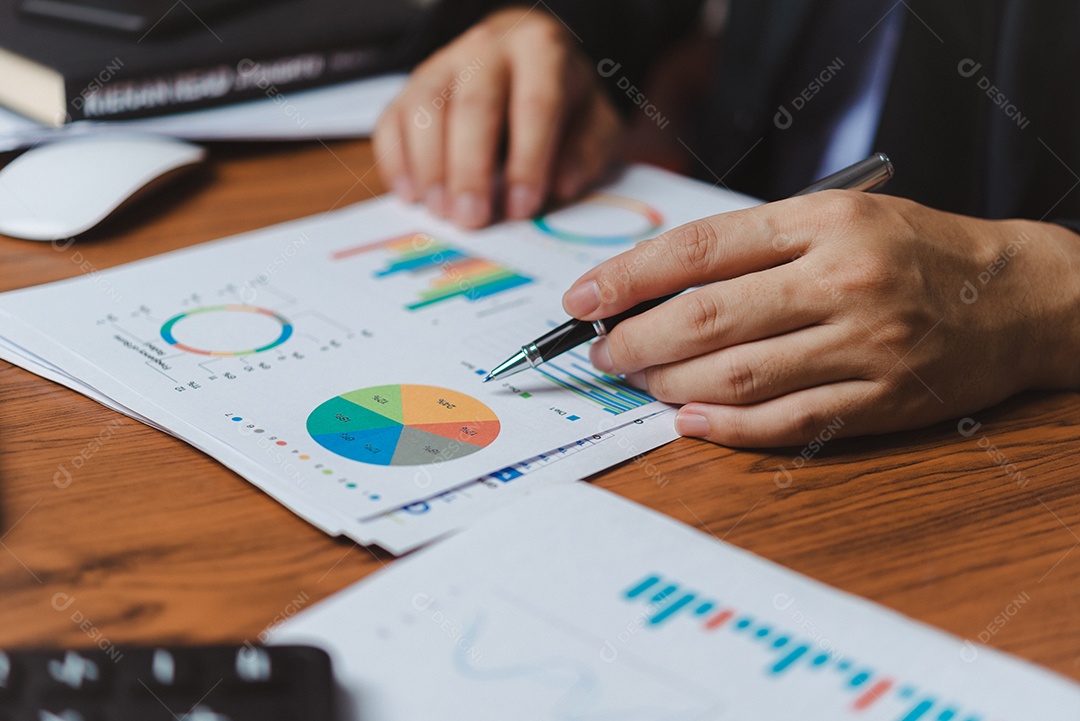 Jovem empresário em seu escritório