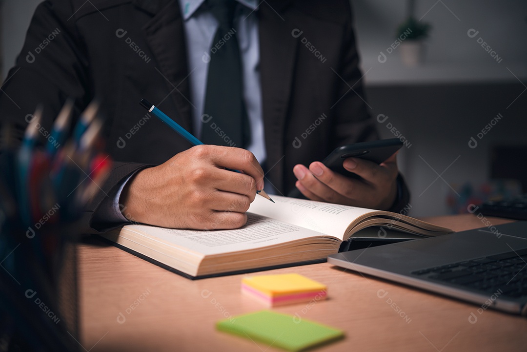 Jovem empresário em seu escritório