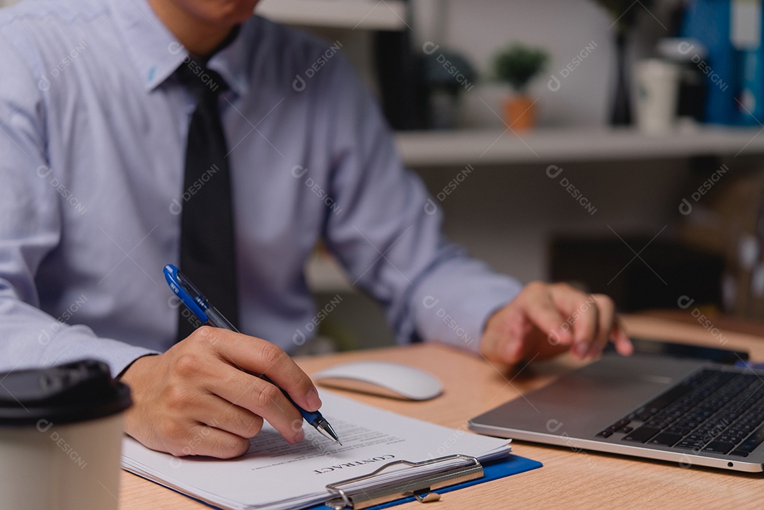 Jovem empresário em seu escritório