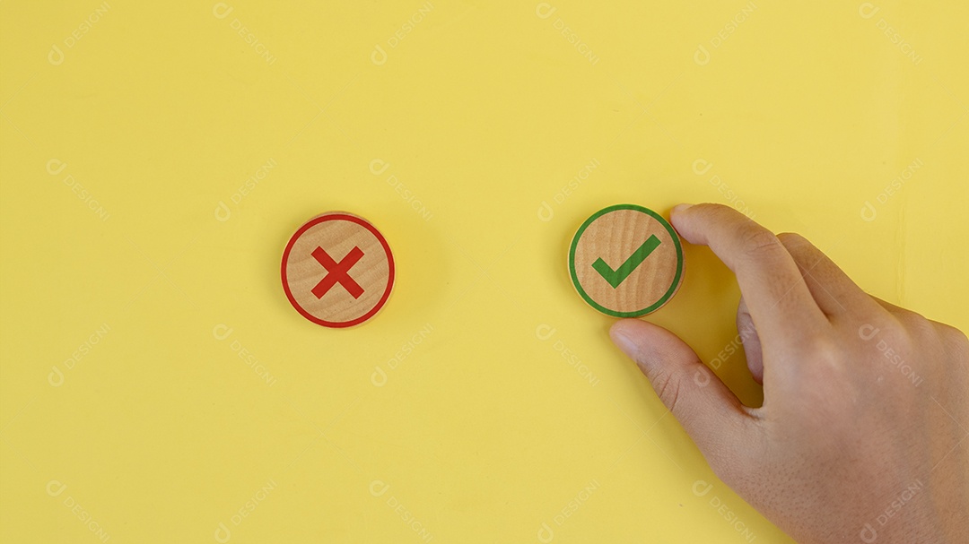 Círculos de madeira desenhado com x e verificação