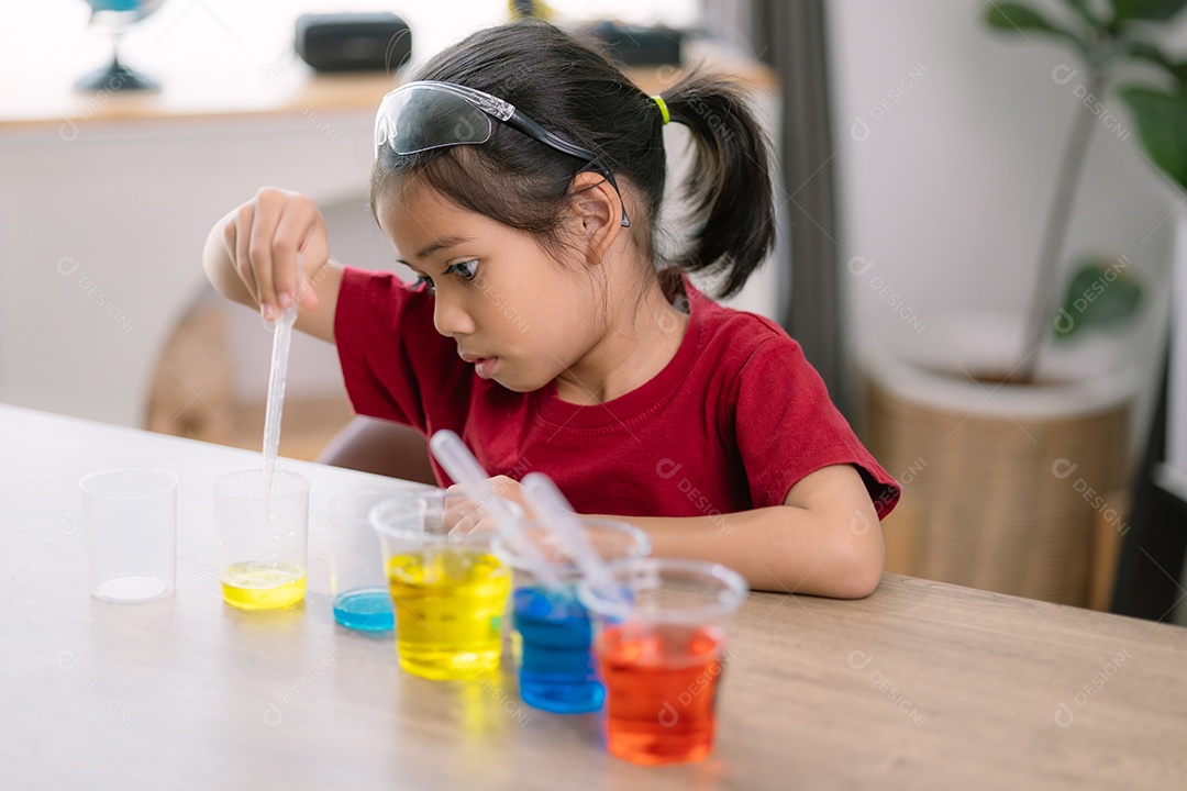 Menina fazendo experiencia no seu laboratório