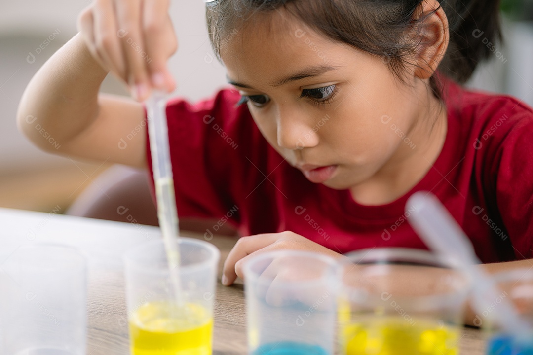 Menina fazendo experiencia no seu laboratório