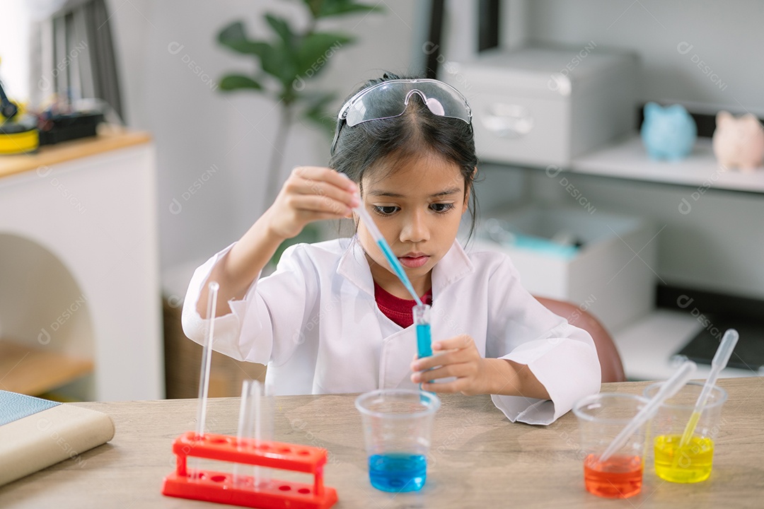 Uma criança fazendo porção cientifica