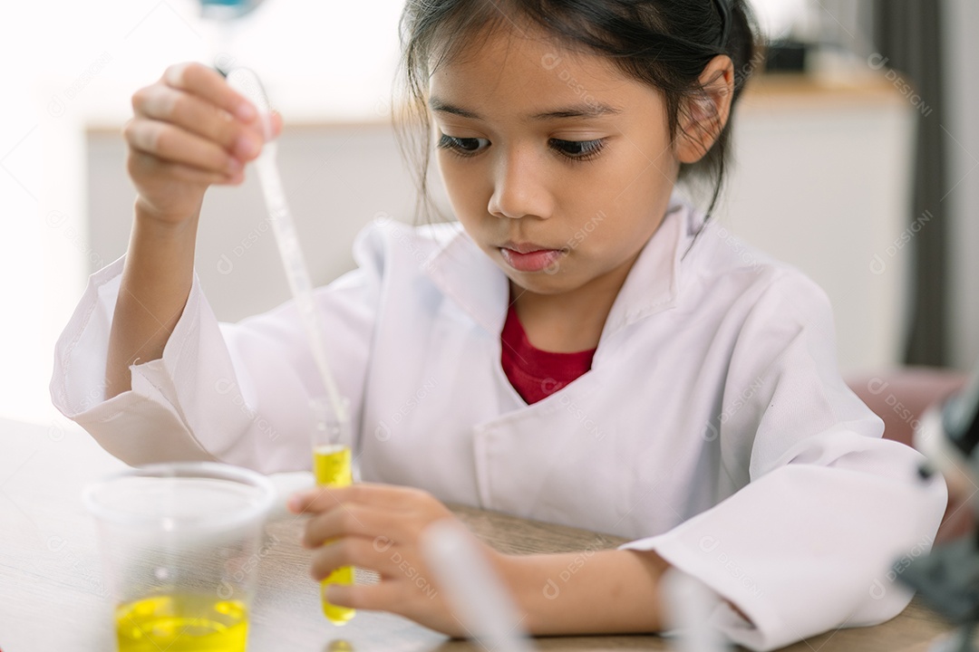 Uma criança brincando no seu laboratório de brinquedo