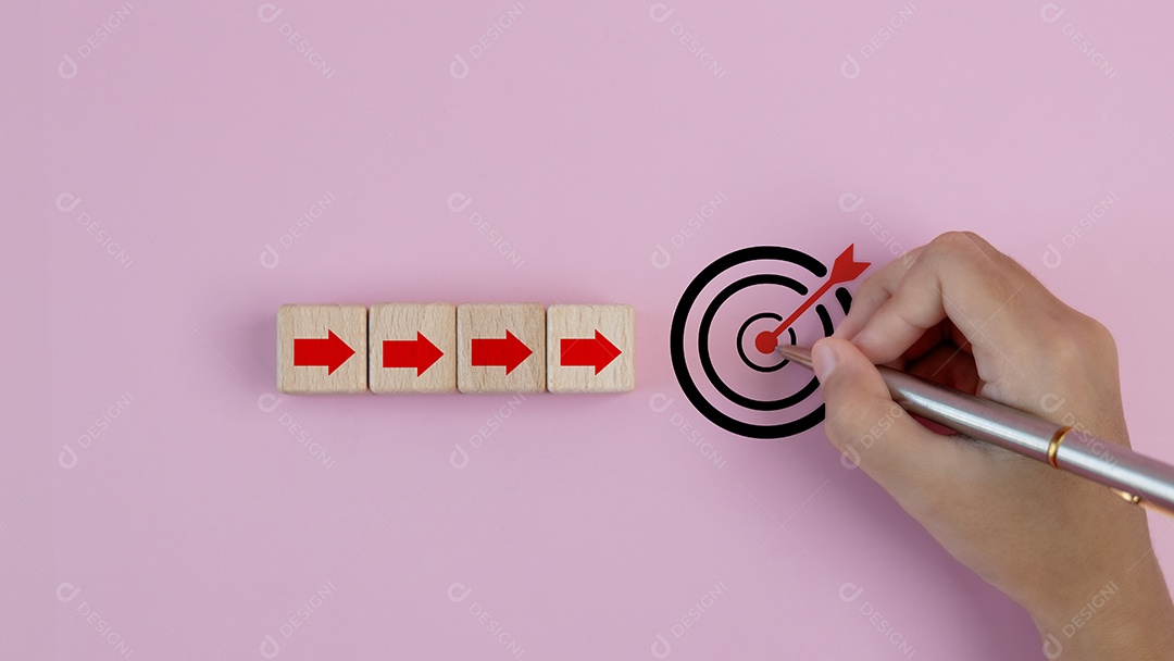 Objetivo alvo e sinal de seta no fundo plano de projeto bem sucedido