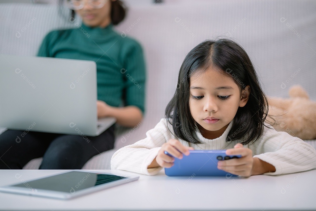 Criança mexendo no celular