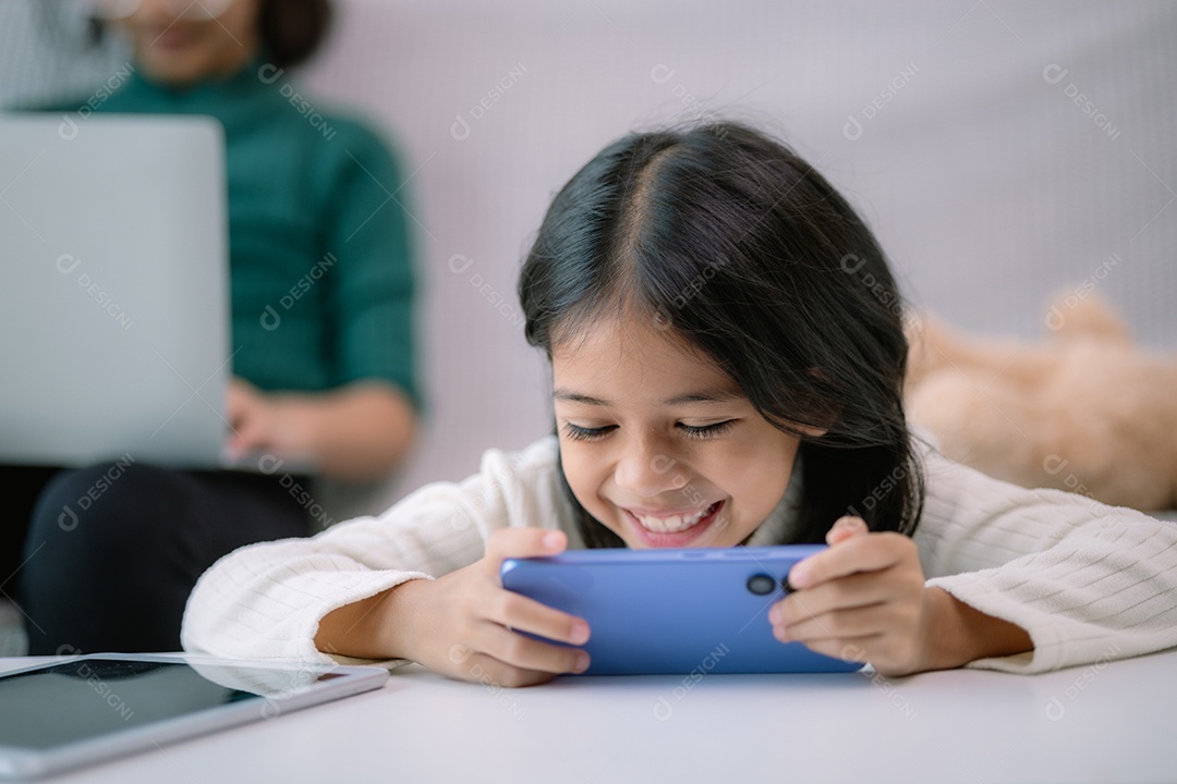 Menina linda sorrindo brincando no celular