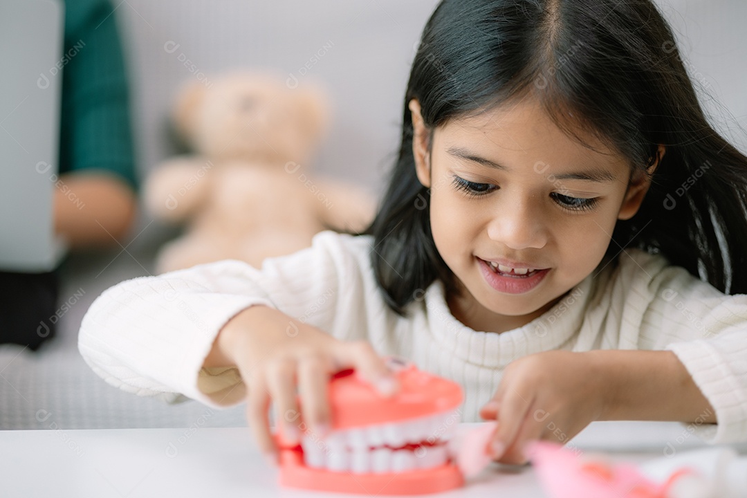 Criança escovando dentes de brincando
