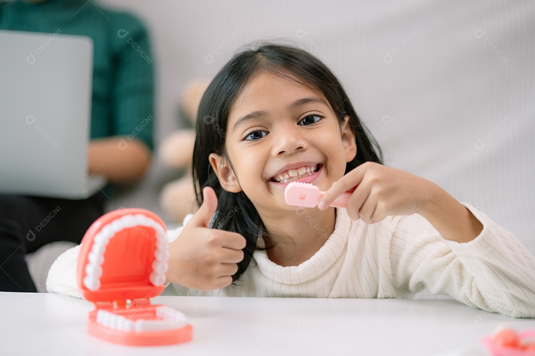 Uma criança brincando com escova e dentes de brinquedo