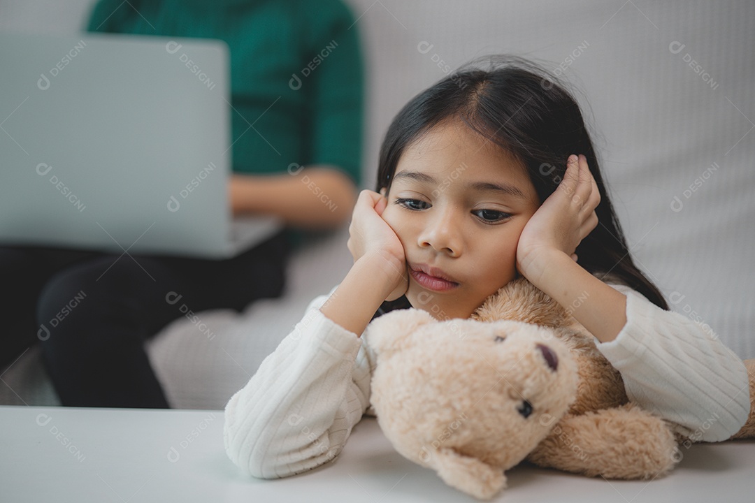 Menina fofa entediada com seu ursinho de pelúcia