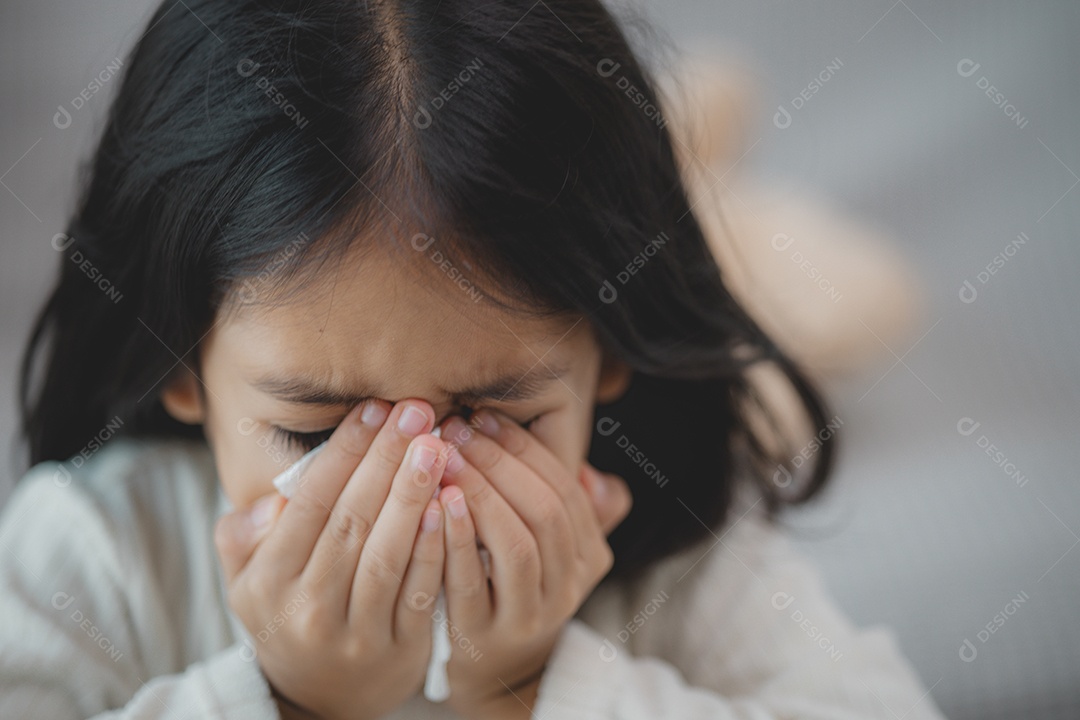 Menina gripada com lenço no rosto
