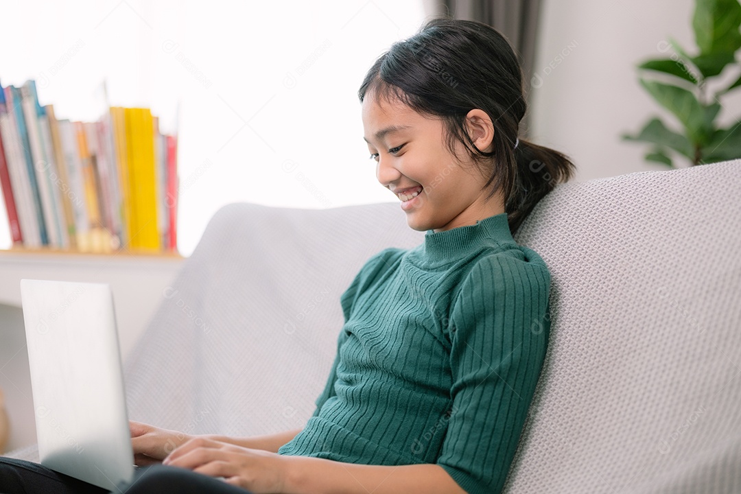 Criança mexendo no computador