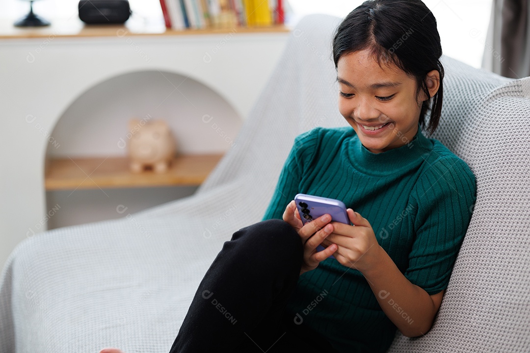 Garota feliz mexendo no celular