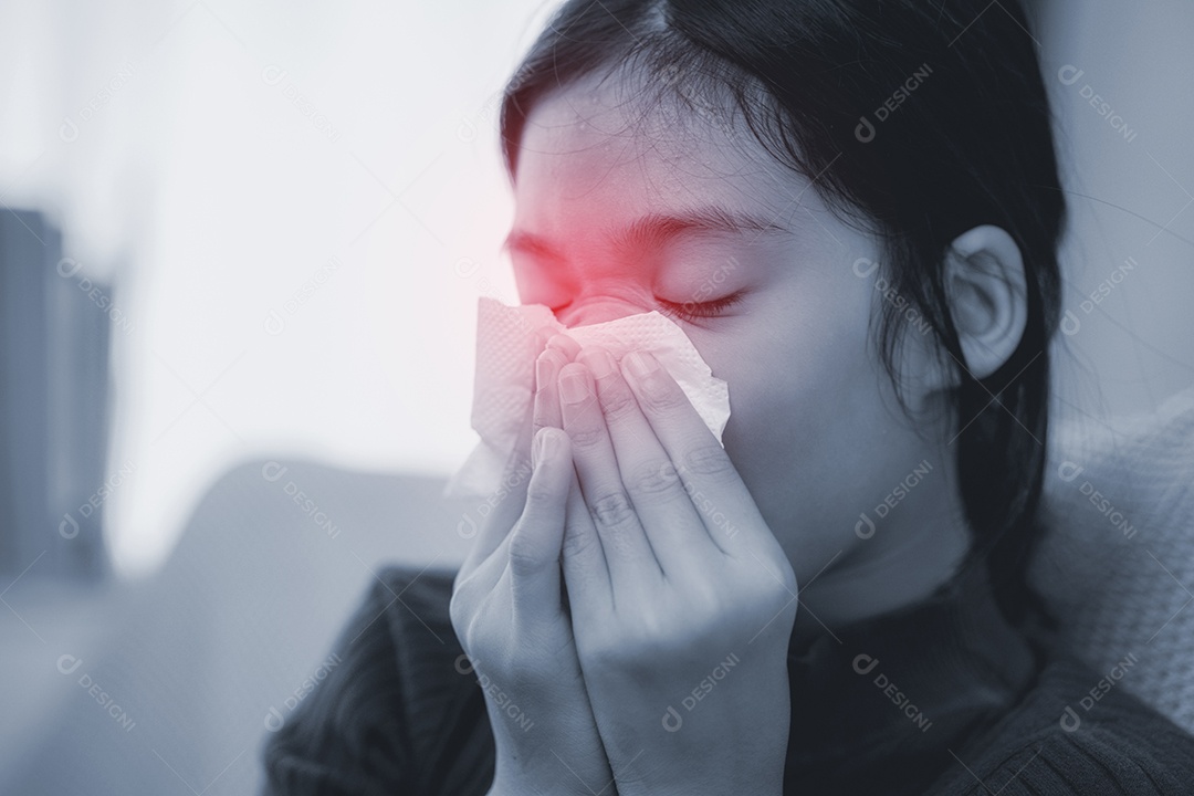 Garota resfriada com lenço