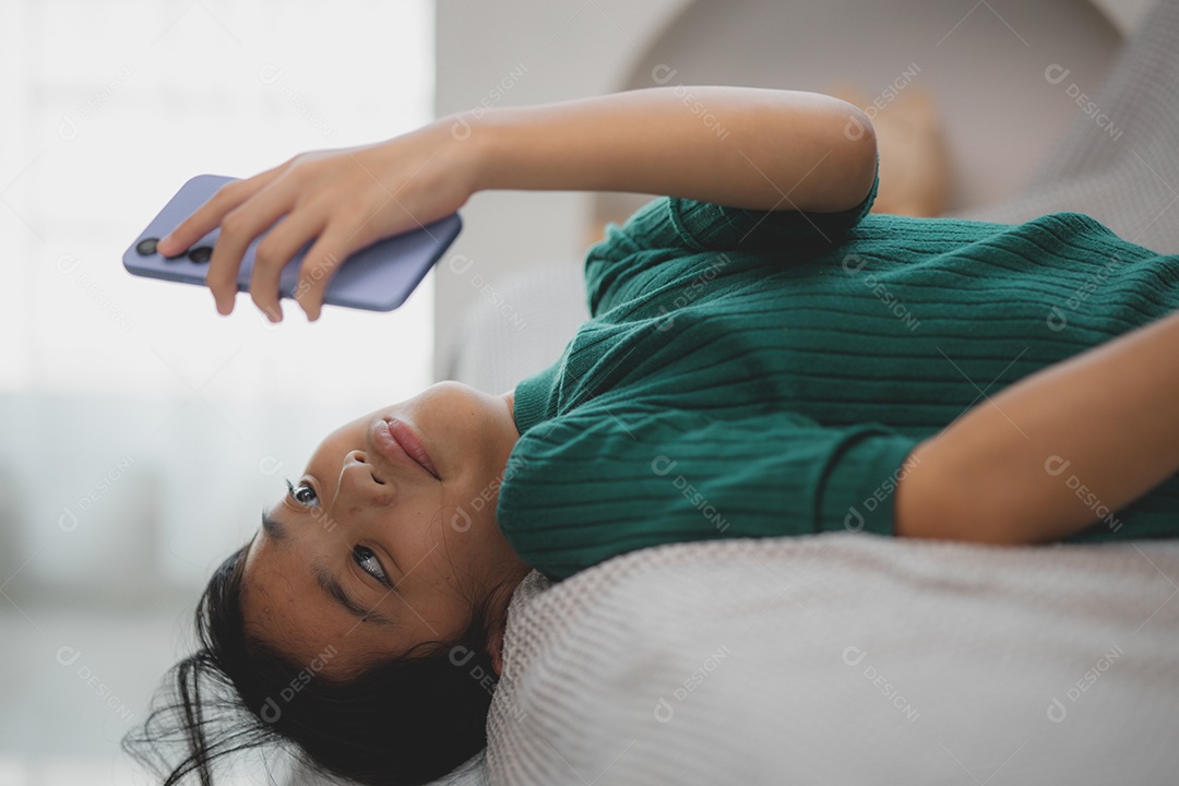 Garota tendo acesso ao celular