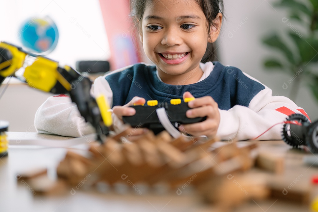 Garotinha feliz brincando com seu robô